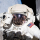 El astronauta de la NASA Andrew Morgan toma una fotografía mientras realiza una caminata espacial fuera de la Estación Espacial Internacional en noviembre de 2019